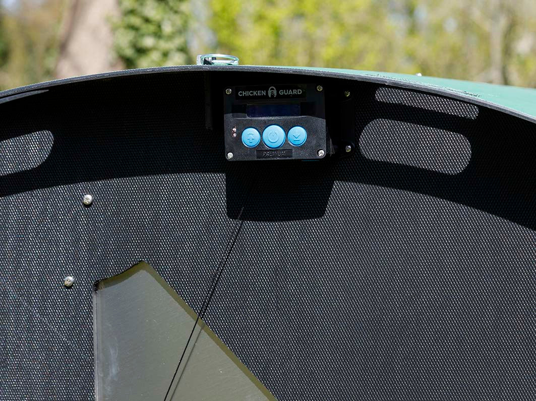 Comment bien choisir une porte automatique pour son poulailler ?