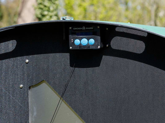 Comment bien choisir une porte automatique pour son poulailler ?